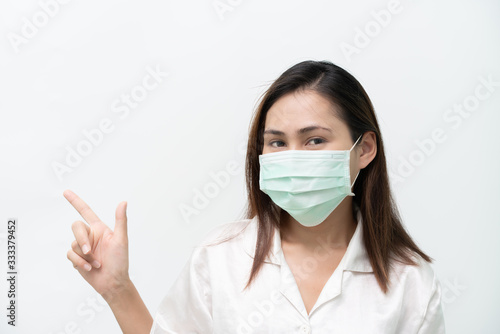 The white shirt is wearing a medical mask to prevent the flu and the Covid-19 Corona virus, and uses the hands to the right.