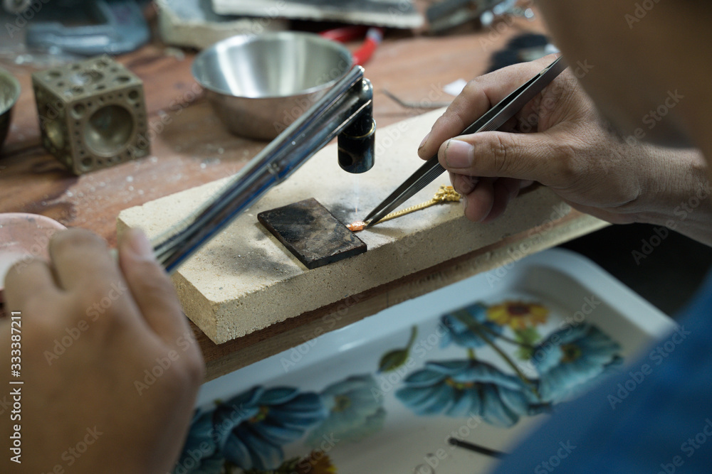 Obraz premium gold jewelry making process