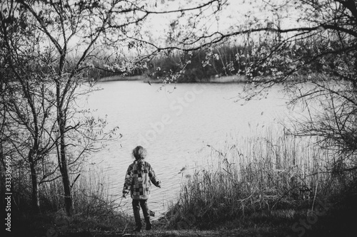 Kind steht am Hufeisensee am Abend
