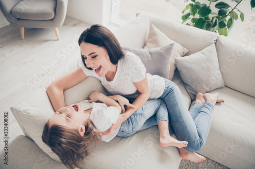 Fotografi Top above high angle view photo of ideal candid mother daughter relationship mom