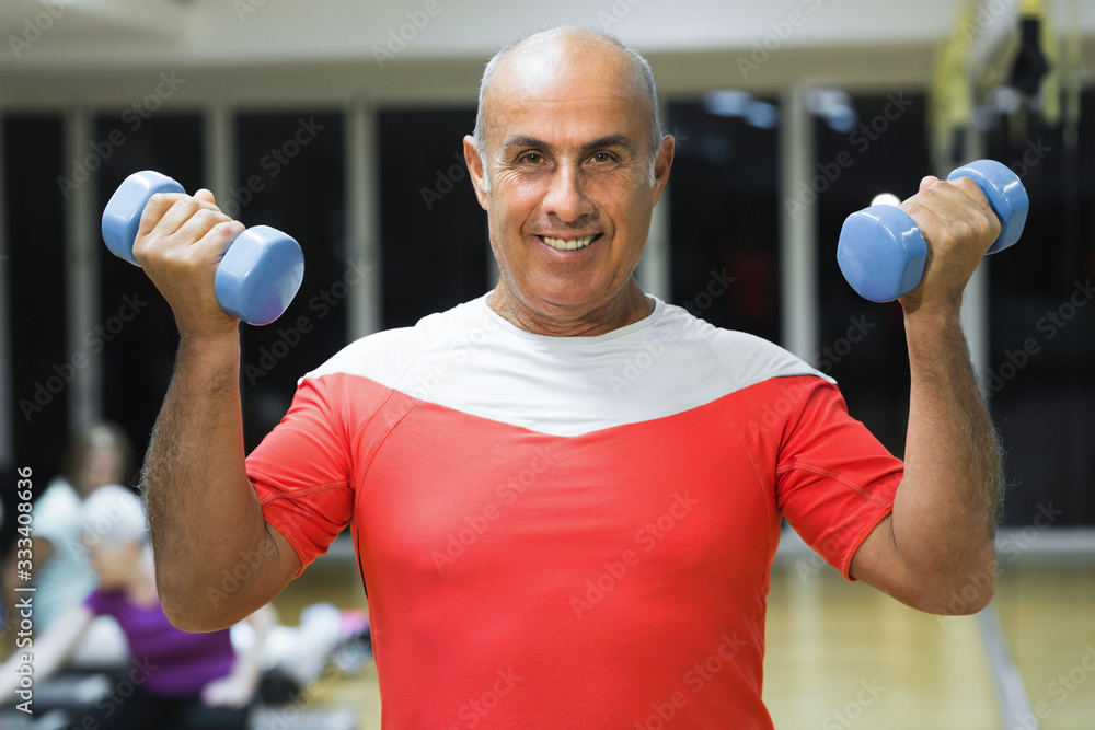 Signore si allena in palestra con i pesi Signore si allena in palestra con i pesi