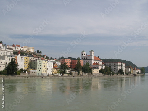 Passau Stadtansicht mit Türmen und Innkai mit Inn