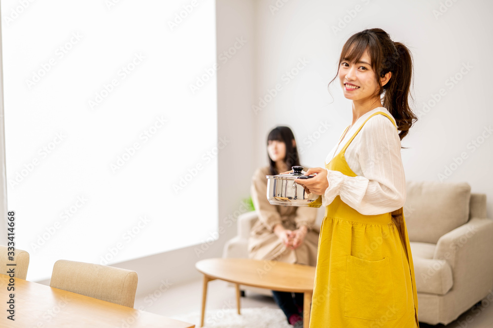 室内にいる家族 室内にいる家族