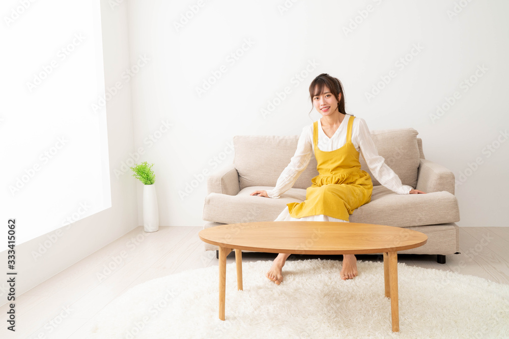 室内にいる女性 室内にいる女性