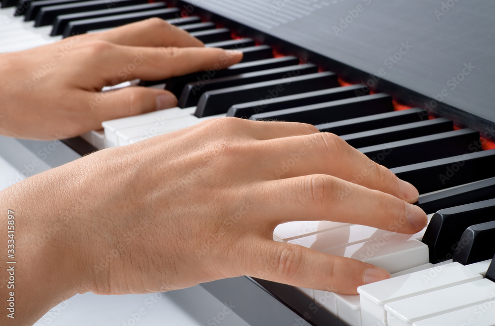 Obraz premium Closeup of hands playing on electric piano 