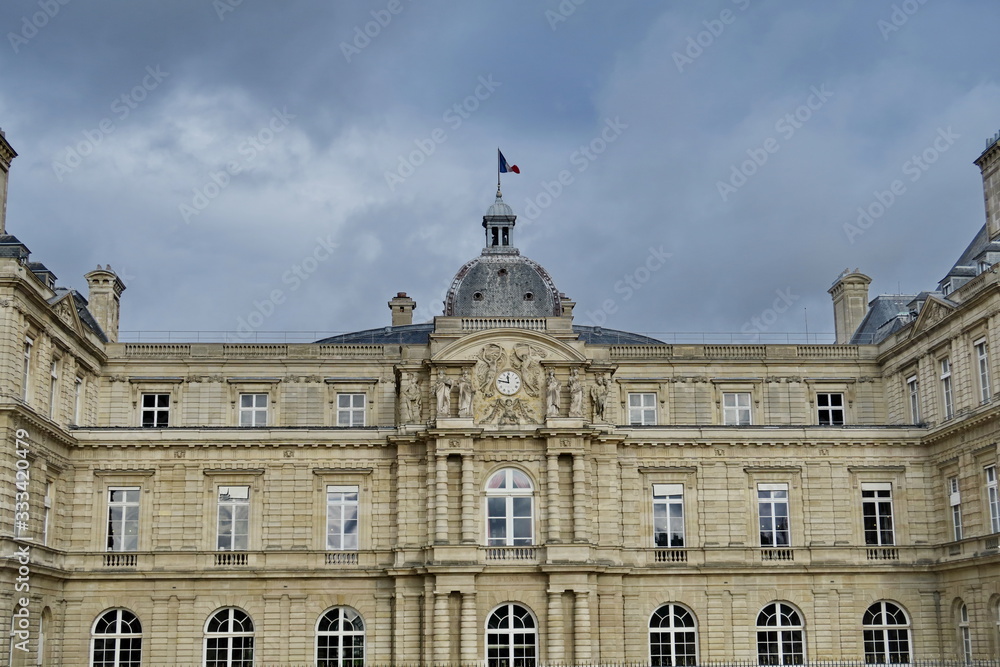 Obraz premium Palais du Sénat avec drapeau français sur le toit . Jardins du Luxembourg. Paris. France.