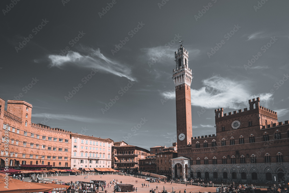 Piazza del campo a Siena con panorama della torre del Mangia