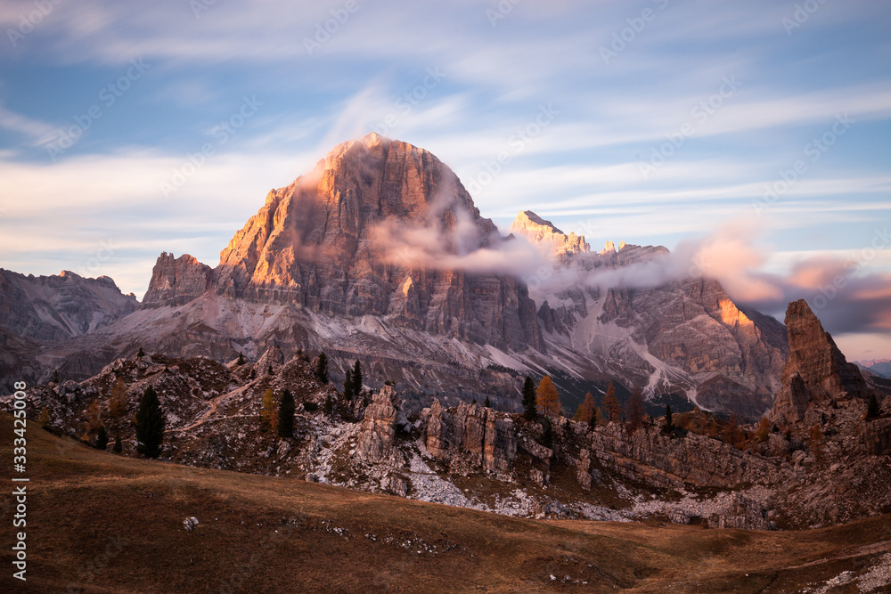 Naklejka premium Cinque torri mountain peak panorama at cloudy sunset