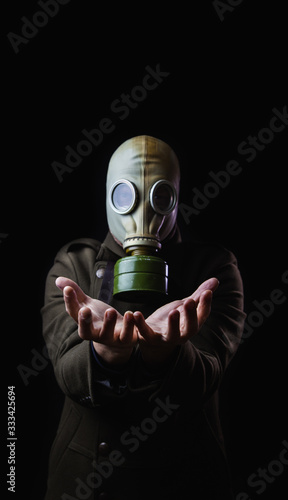 Hombre con mascara de gas y las manos extendidas