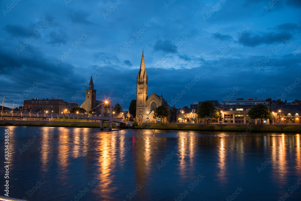 Inverness bei Nacht