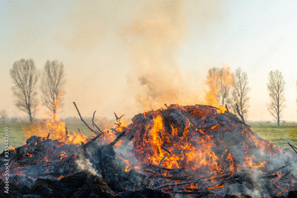 Fototapeta premium Deutschland, Niedersachsen, Ostfriesland, Osterfeuer in Twixlum, einem Stadtteil Emdens.