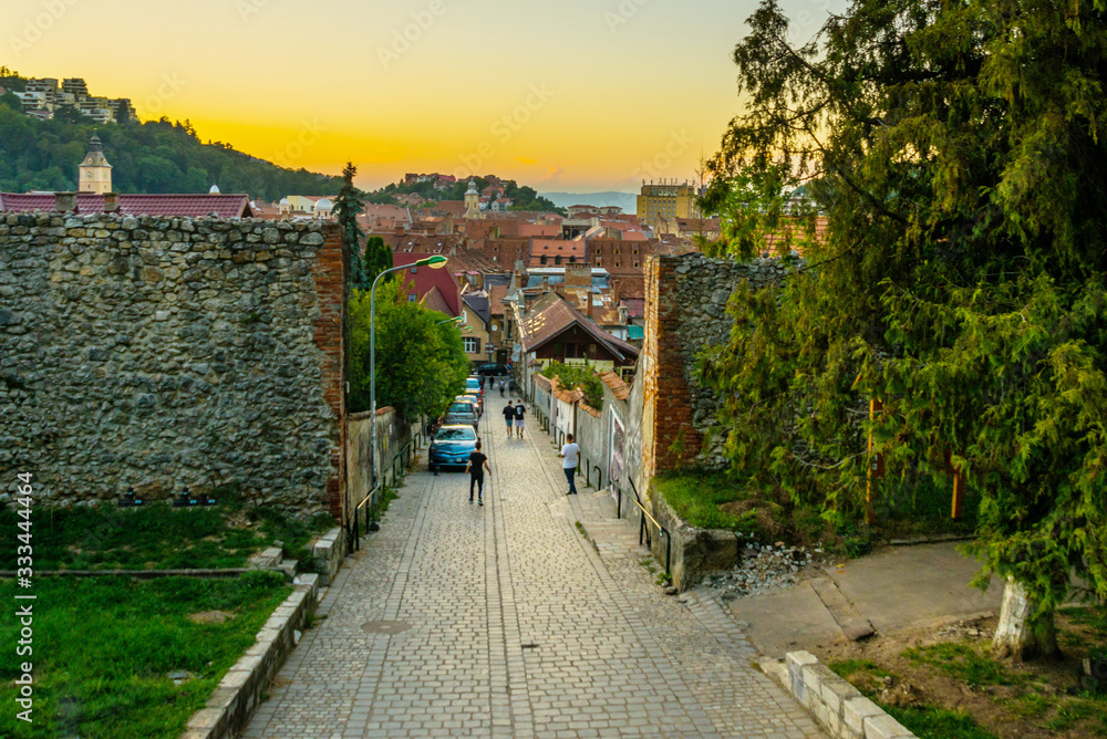 Φωτογραφία BRASOV, TRANSYLVANIA , ROMANIA – AUGUST 2019: The beautiful landscape of the city in the evening