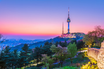 Fototapete Seoul Seoul Tower in der Frühlingsdämmerung  © wutthinan