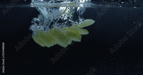 Нарезанная картошка падает в воду