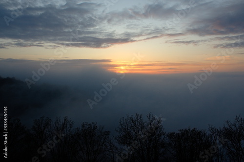 Blick über den Nebel, Bergrücken, Sonnenuntergang