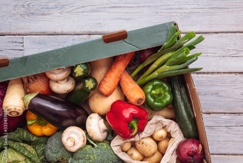 Obraz na plátně Fresh organic vegetable delivery box on a wooden background