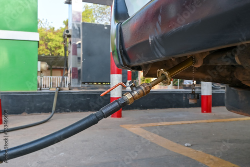 Fill gas in the car via the transmission line to the car receiver.