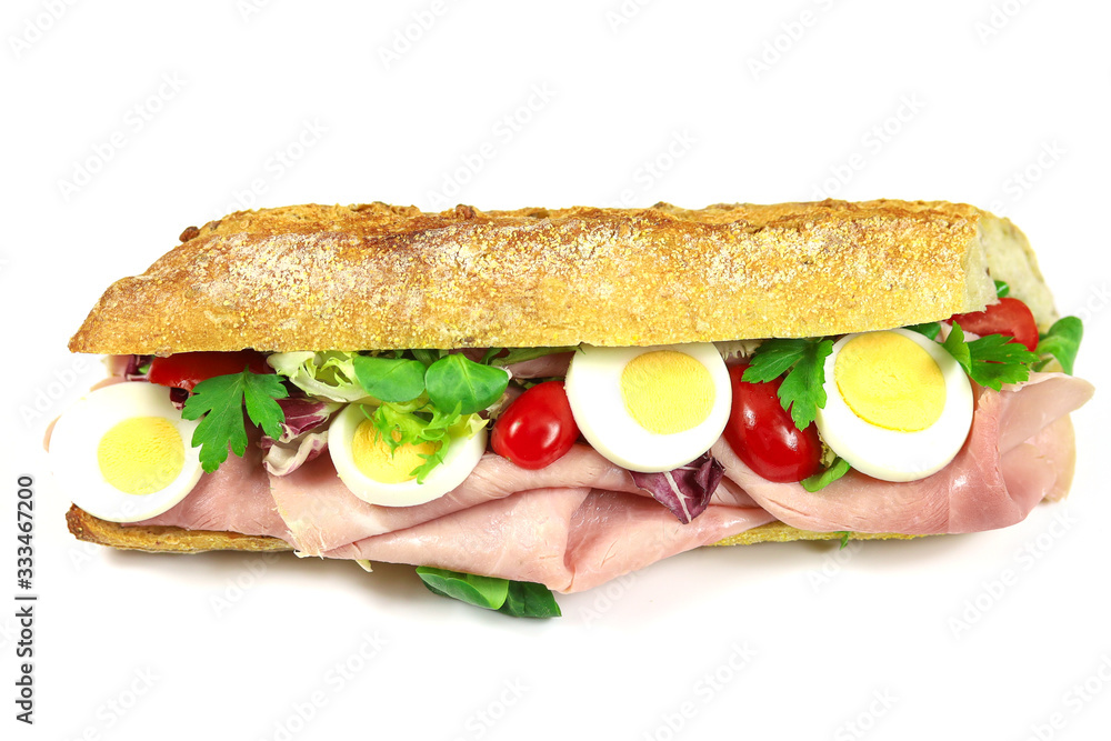 sandwich au jambon et crudités sur un fond blanc sandwich au jambon et crudités sur un fond blanc