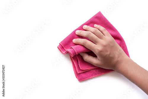 Foto hand holding pink duster microfiber cloth for cleaning isolated on white background