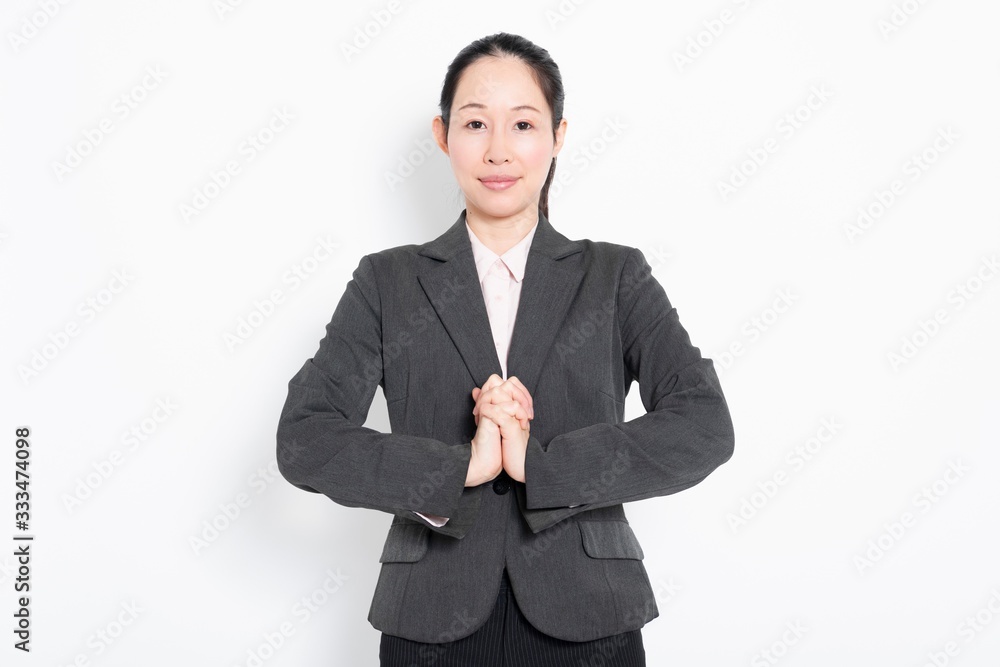 お願いのポーズをする女性