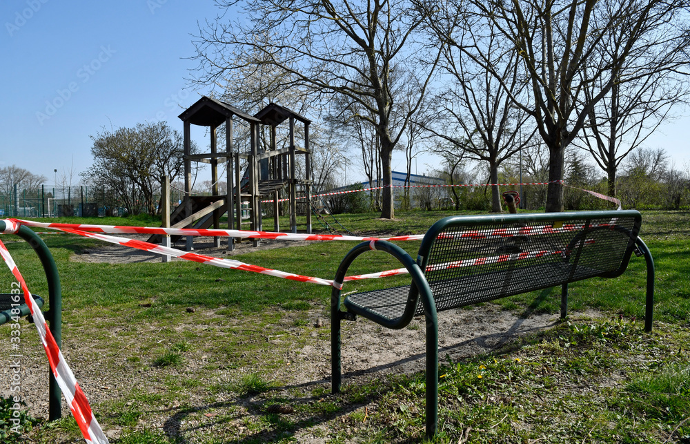 wegen corona-krise gesperrter spielplatz in gau-odernheim, märz wegen corona-krise gesperrter spielplatz in gau-odernheim, märz