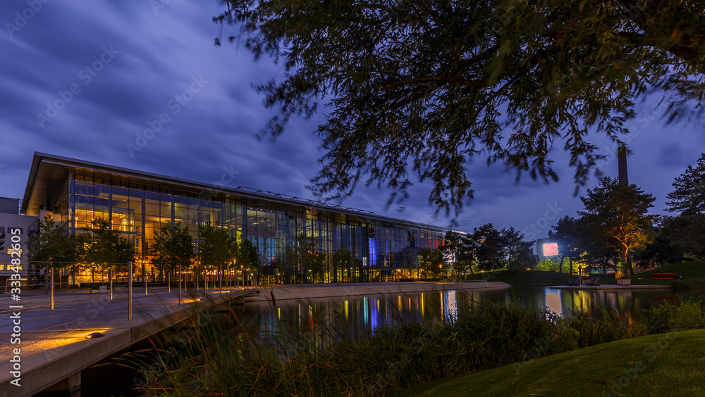 Obraz premium Autostadt Wolfsburg – ZeitHaus und Parklandschaft bei Abendlicht