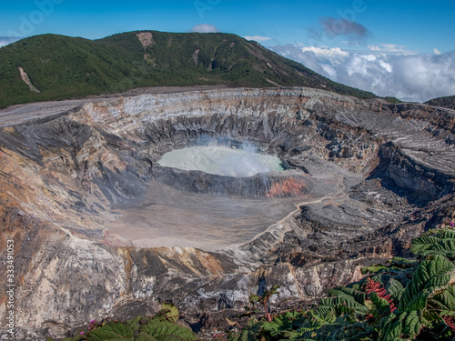 Aussicht auf den Krater des aktiven Vulkans Poás in Costa Rica bei wolkenlosem Himmel 