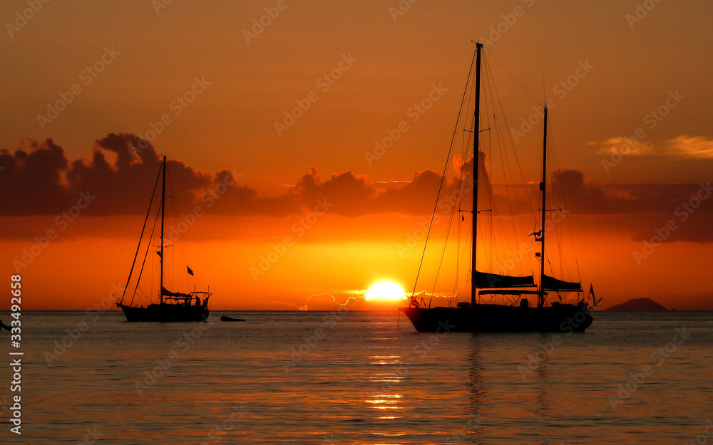 Puesta de sol en el mar de Caribe con barcos navegando