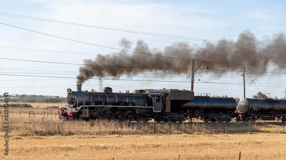Obraz premium Hermon, region Swartland, RPA. Grudzień 2019. Czarna lokomotywa Ceres zbliża się z dużą prędkością do Hermona