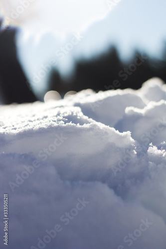 Neige en gros plan avec du soleil