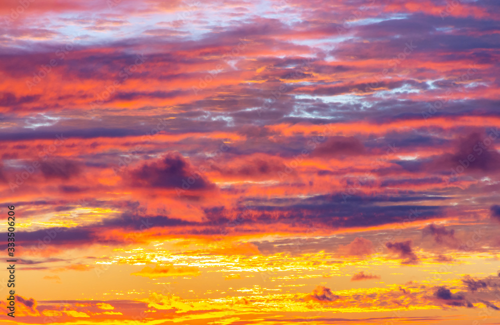 Obraz premium Amazing sunset with colorful clouds and dark ocean water, nature background