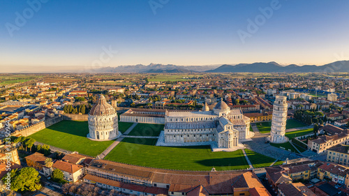 Obraz na plátně Fotografia aerea di piazza dei Miracoli senza alcuna persona, al mattino presto