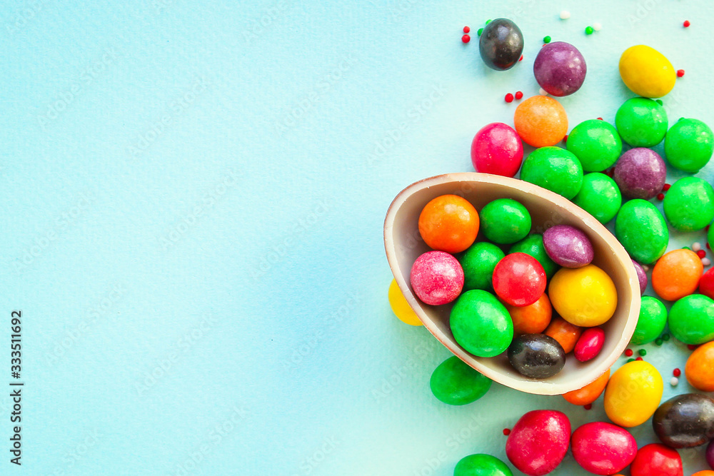 Obraz premium chocolate egg and candy easter decor, menu concept background. top view. copy space for text