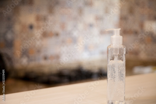 Passando álcool gel nas mãos para evitar coronavírus  photo