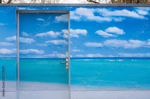 Illussion durch Bemalung - Strand und Meer auf Wand mit Tür © Michael Eichhammer