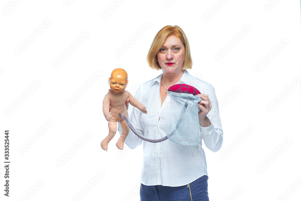 The doctor schematically on the layout shows the process of passing the child through the birth canal of a woman. Education, preparation for childbirth, women's school. The doctor schematically on the layout shows the process of passing the child through the birth canal of a woman. Education, preparation for childbirth, women's school.