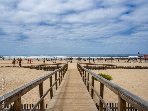 Camino de madera entre las dunas que conducen a la playa en el Algarve portugu  s