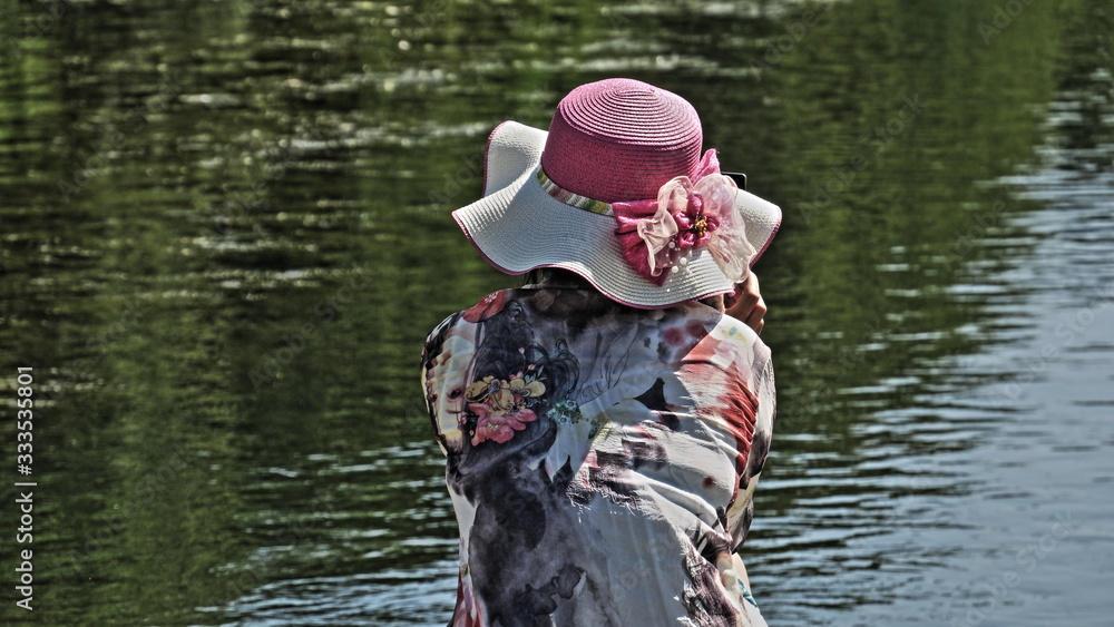 Mädchen mit Hut am Wasser Mädchen mit Hut am Wasser
