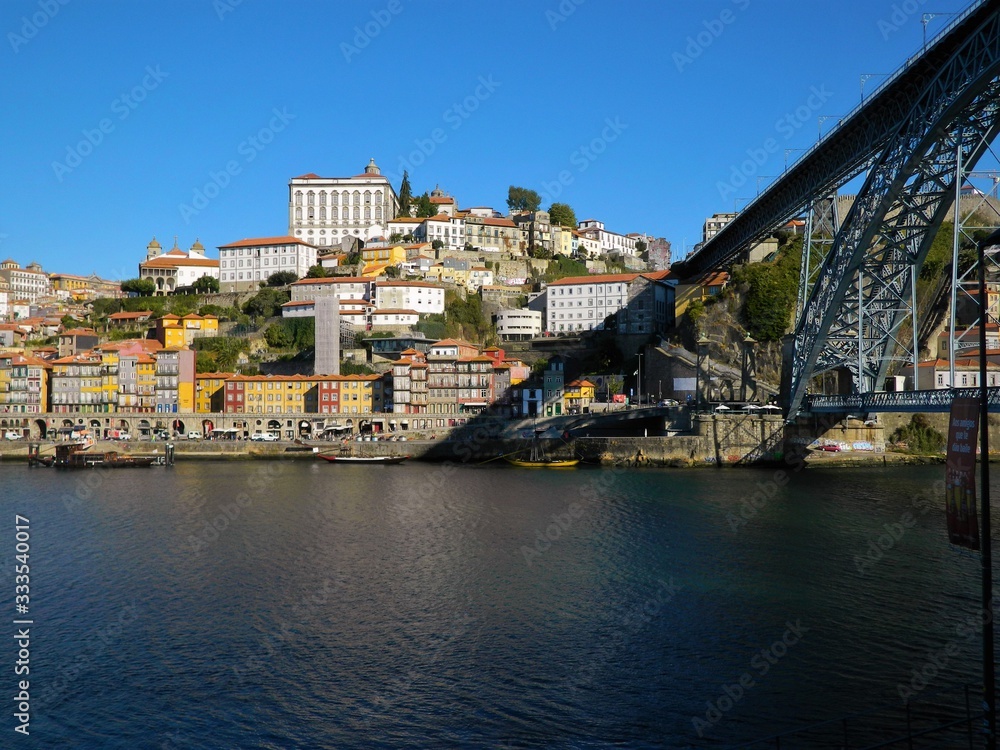 vista del centro de ciudad portuguesa desde el río