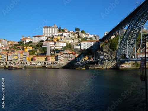 vista del centro de ciudad portuguesa desde el río
