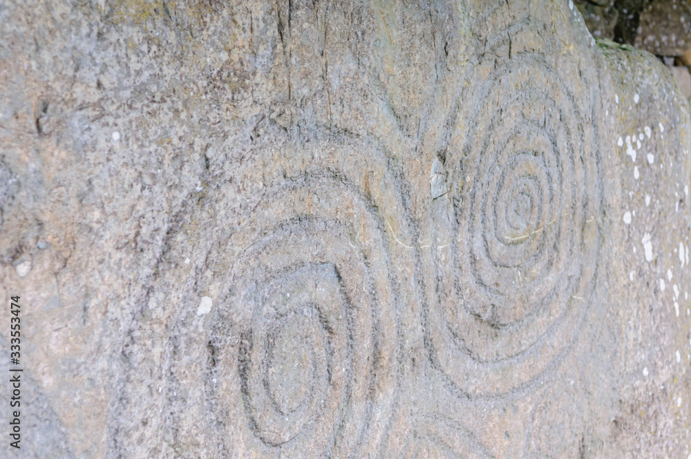 Obraz premium Spiral carvings on one of the kerb stones at Newgrange chambered passage tomb