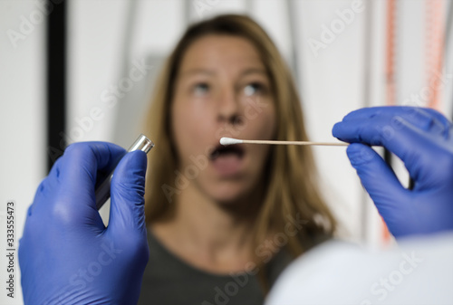 Test Abstrich Mund Probe Arzt Labor auf Virus DNA Hormone Drogen