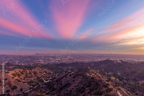 Fotografia Los Angeles Skyline and Griffith Park at Sunset. California USA