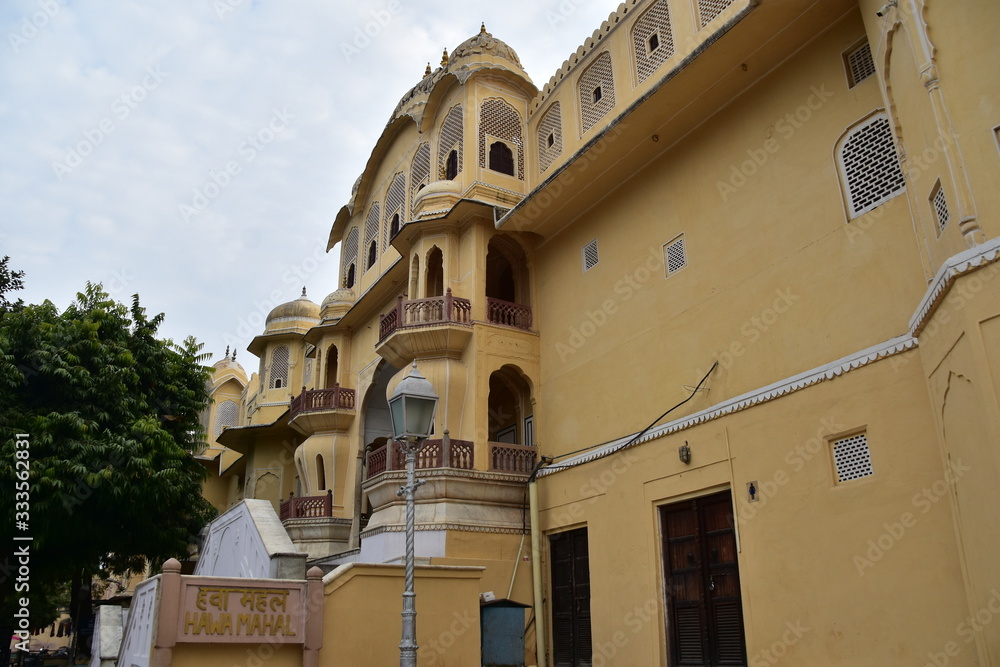 インドのラジャスタン州のジャイプル
ハワ・マハルと呼ばれる、
風の宮殿の入場口と案内看板
