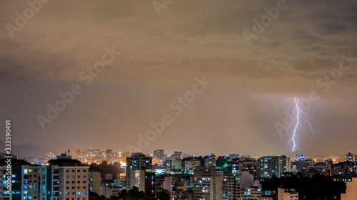 Imagens da chegada de uma tempestade com raios e chuva, na cidade durante a noite em Niterói, Rio de Janeiro, Brasil photo