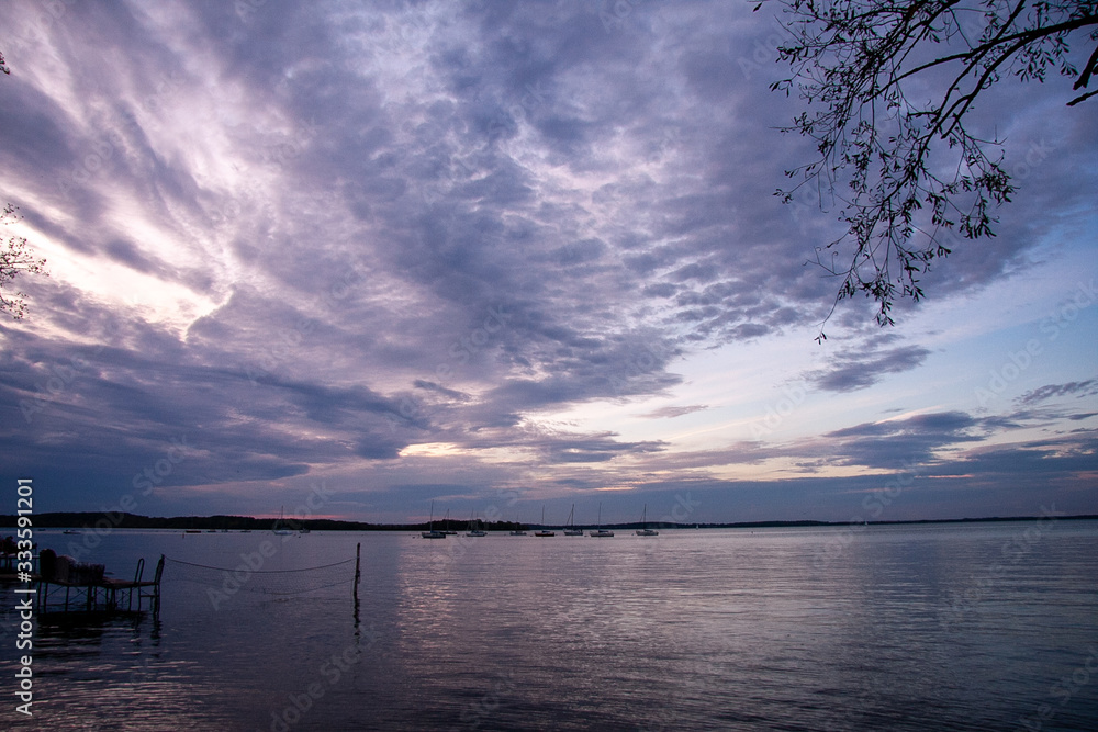 Naklejka premium sunset on the lake