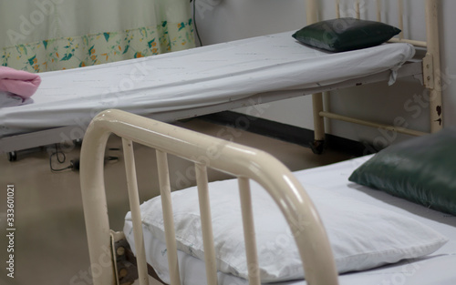 Patient bed for preliminary examination in a heath center