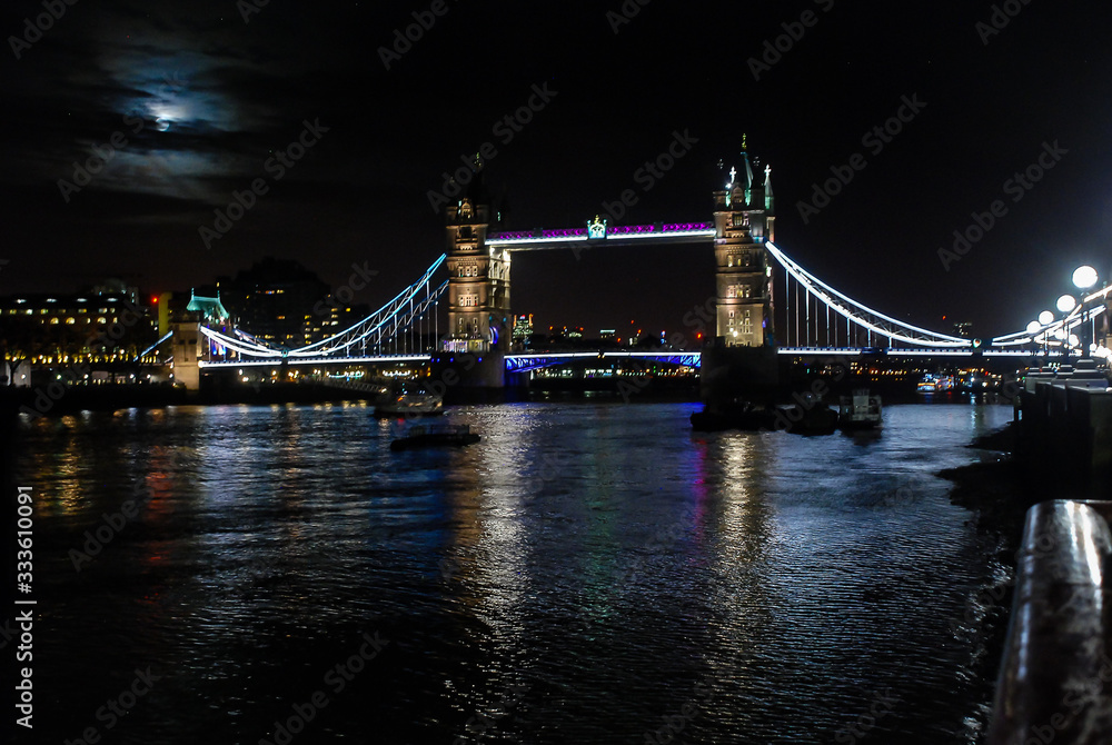 Obraz premium Most londyński nocą