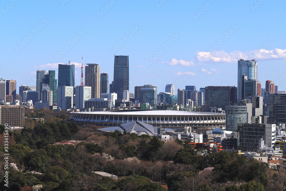 Fototapeta premium 青空の下の都会の風景