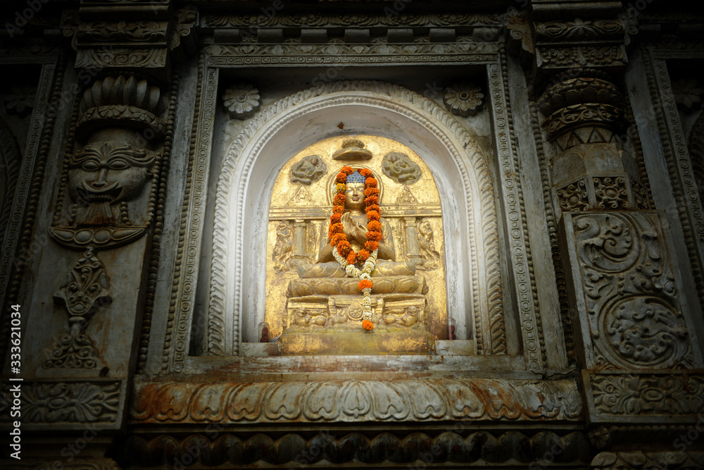 Obraz premium Beautiful Buddha statues at Mahabodhi Stupa Bodh Gaya